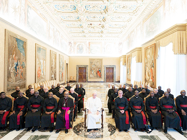 Papst Franziskus inmitten der Teilnehmer am Generalkapitel der Missionare von Mariannhill in Rom © Fr Brian Nonde CMM